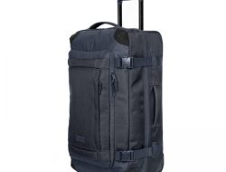 Eastpak Tranverz M Testing the Reliability of Two-Wheeled Duffel Luggage